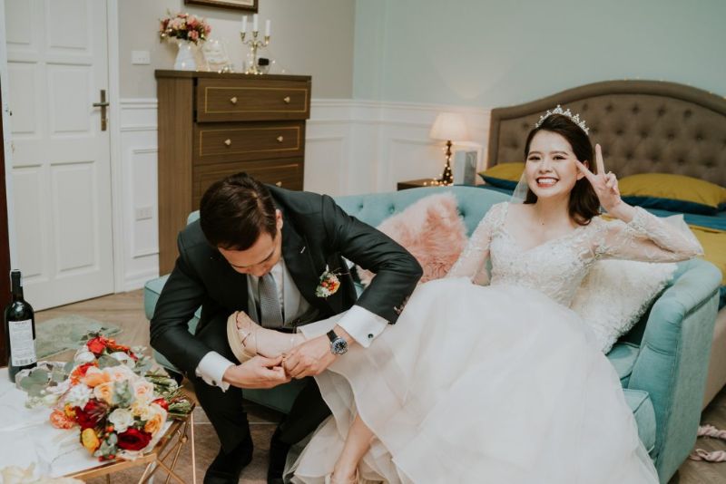 Quay phóng sự cưới chú rể đeo giày cho cô dâu
