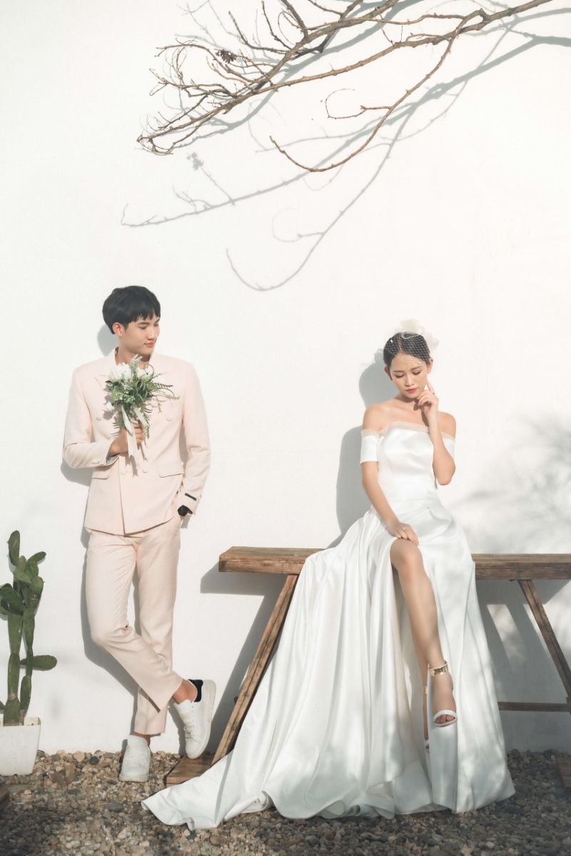 Chụp hình cưới chú rể nhìn cô dâu