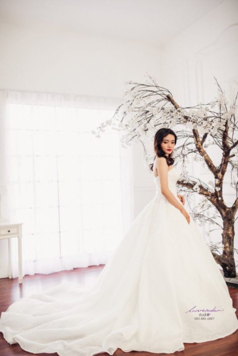 Chụp hình cưới cô dâu váy trắng