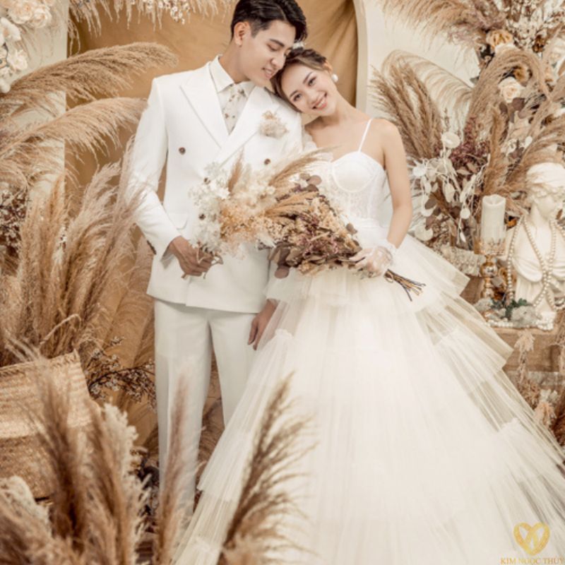 Chụp ảnh cưới trong nhà với cỏ lau