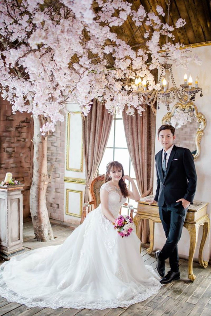 Chụp ảnh cưới bên hòa đào trong studio