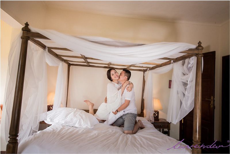 Chụp ảnh cưới trong phòng ngủ