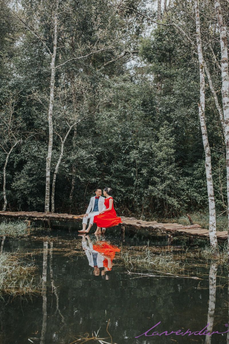 Chụp ảnh cưới bên hồ