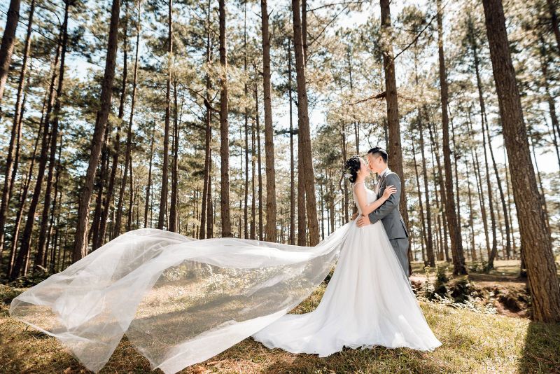 Cô dâu chú rể chụp ảnh cưới tại Đà Lạt