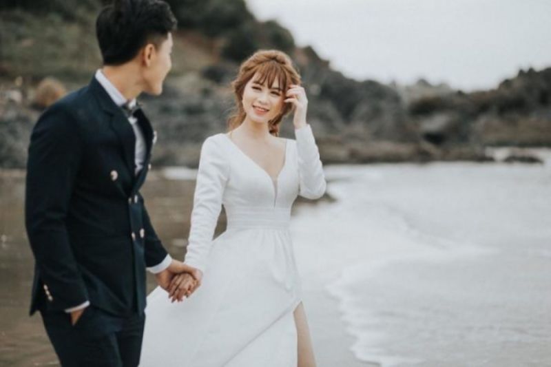 Chụp ảnh cưới cô dâu chú rể bên bờ biển