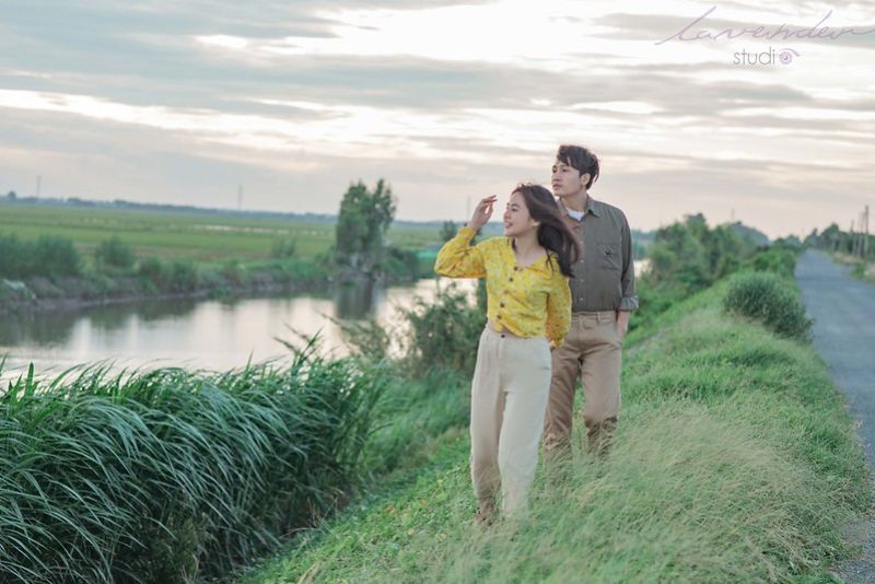 Chụp ảnh cưới tại bờ cỏ lau
