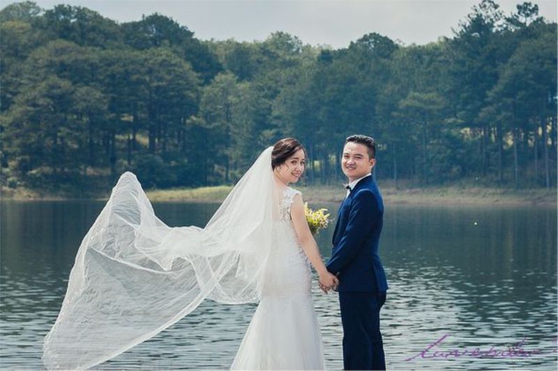 Chụp ảnh cưới cô dâu chú rể bên bờ hồ