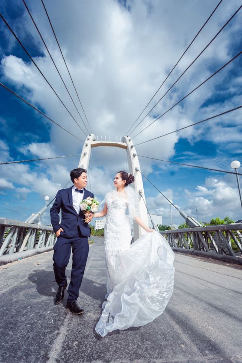 chụp ảnh cưới trên cầu