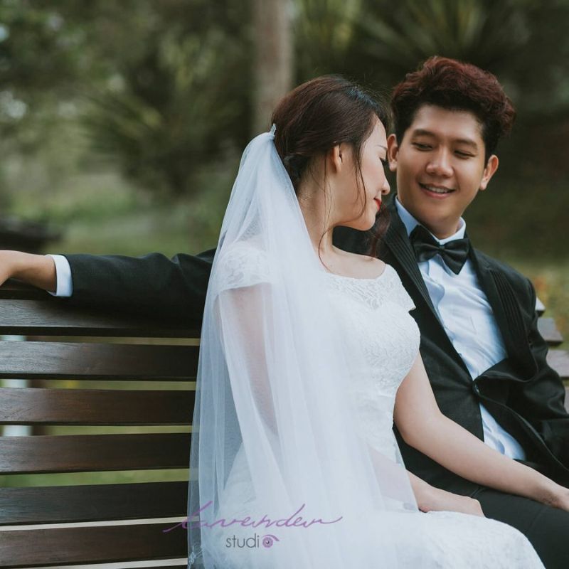 ngồi chụp ảnh cưới trên bộ ghế đá trong công viên