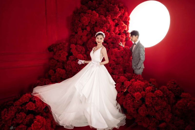chú rể và cô dâu chụp phong cách vầng trăng máu