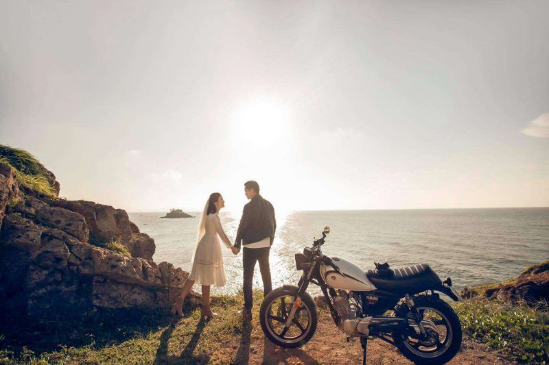 Chụp ảnh cưới với xe mô tô bên bờ biển
