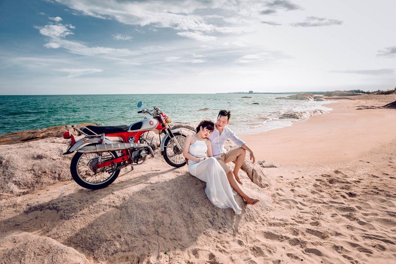 Cặp đôi tạo dáng tình cảm bên xe mô tô