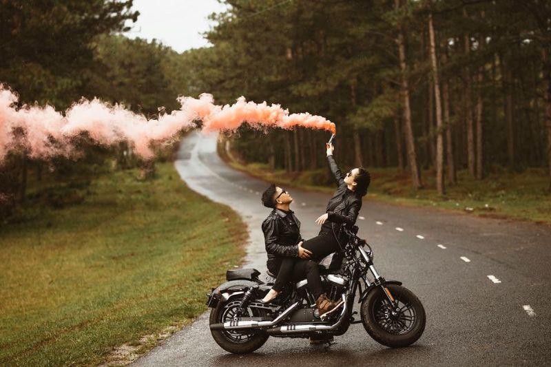 Chụp ảnh cưới với xe mô tô cực cá tính