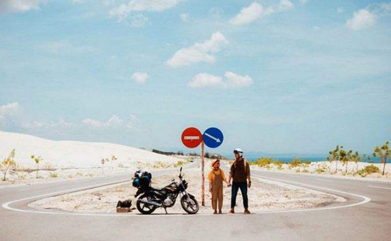 Chụp ảnh cưới với xe mô tô trên đoạn đường vắng