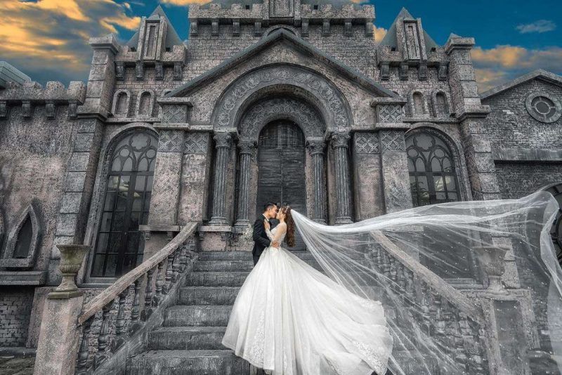 bối cảnh nhà thờ lớn màu xám làm nền chụp ảnh cưới