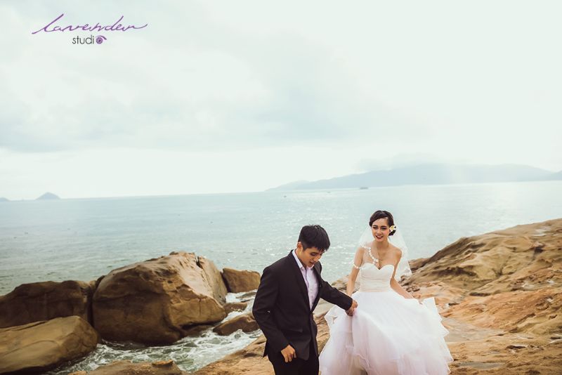 chú rể dắt tay cô dâu lên bờ