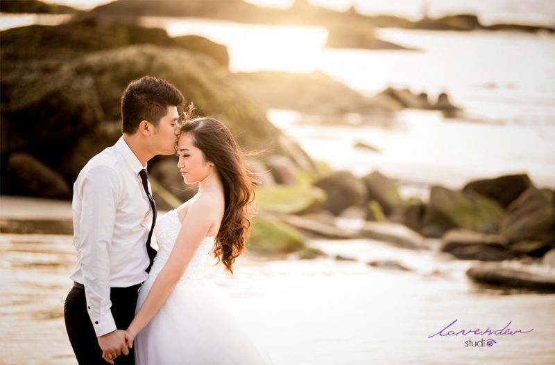 chú rể hôn lên trán cô dâu