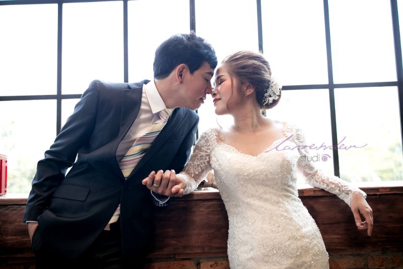 cô dâu và chú rể cọ mũi vào nhau