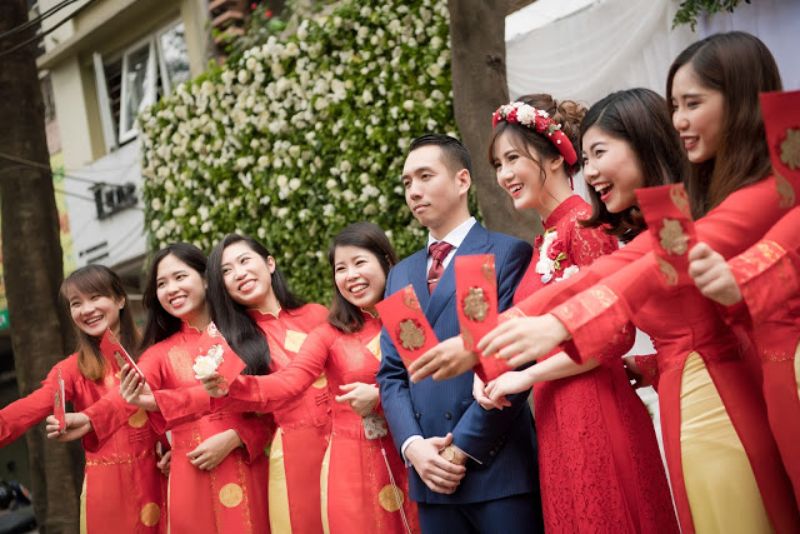 dàn phụ dâu đưa bao lì xì ra trước mặt