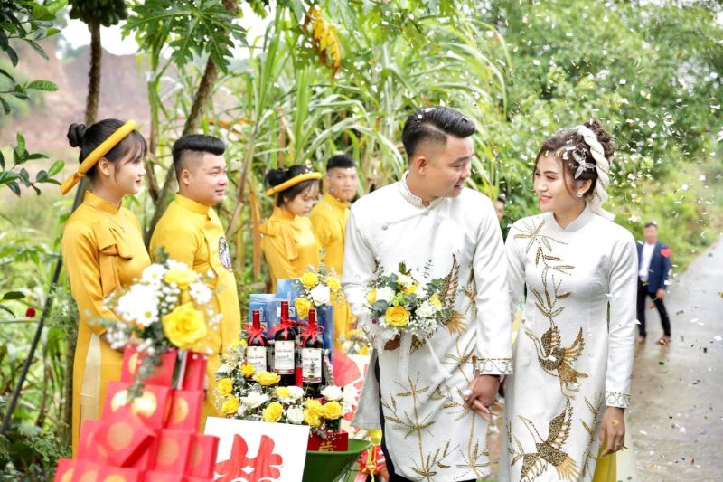 cô dâu và chú rể cùng tiến vào làm hôn lễ