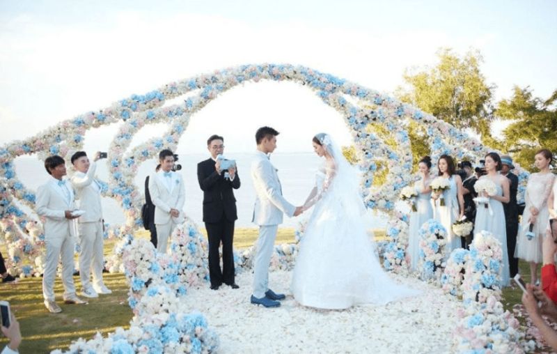 cô dâu và chú rể đang tuyên ngôn lời thề sắc son