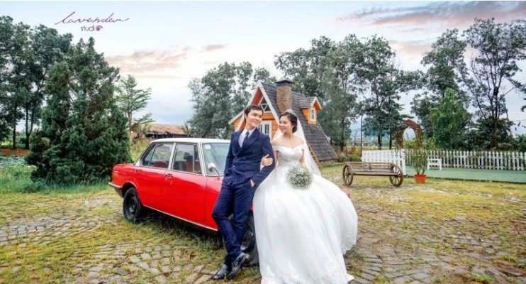 chụp hình quay phim tiệc cưới ngồi trên mui xe