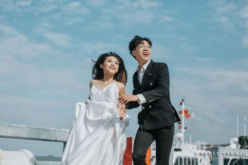 cô dâu và chú rể chạy vui vẻ cùng nhau tạo dáng