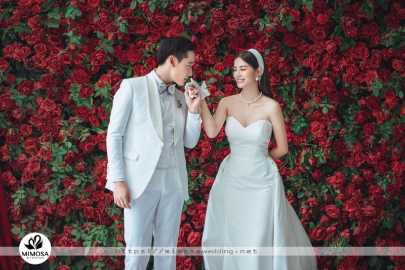 chụp hình quay phim tiệc cưới trọn gói tường hoa hồng