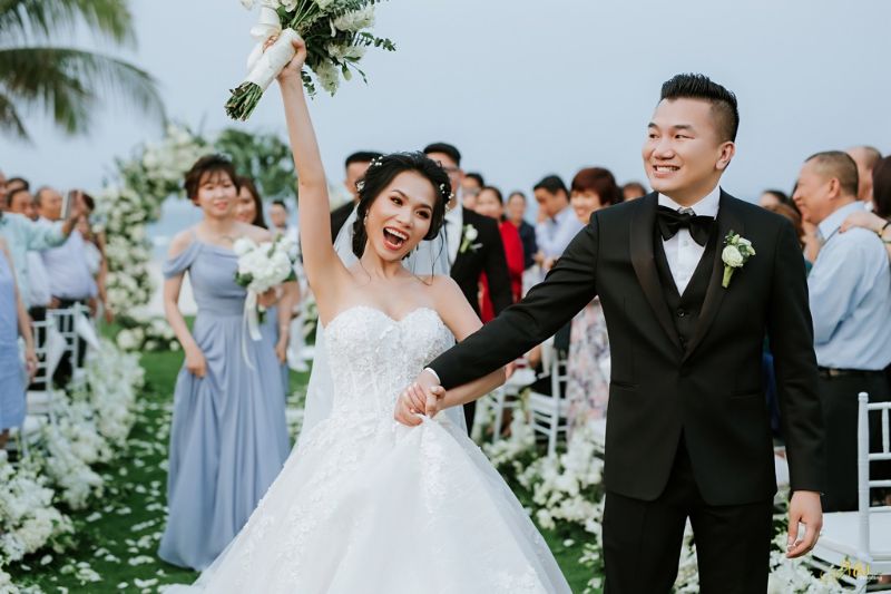 cô dâu hí hửng cầm bó hoa cưới giơ lên cao mặc kệ mọi người