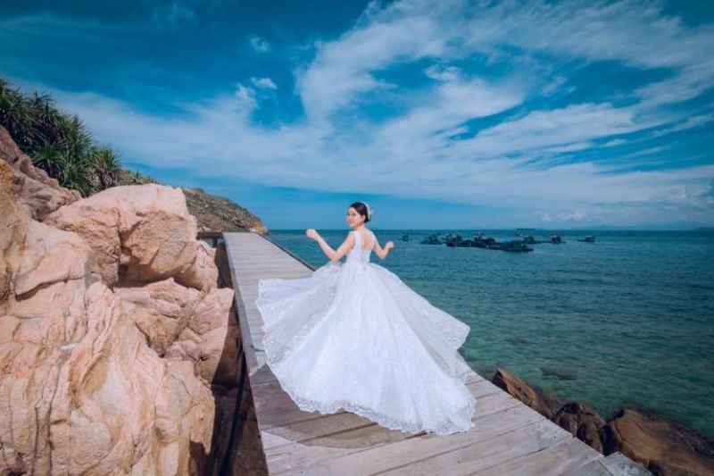 cô dâu tung xoè váy cưới của mình