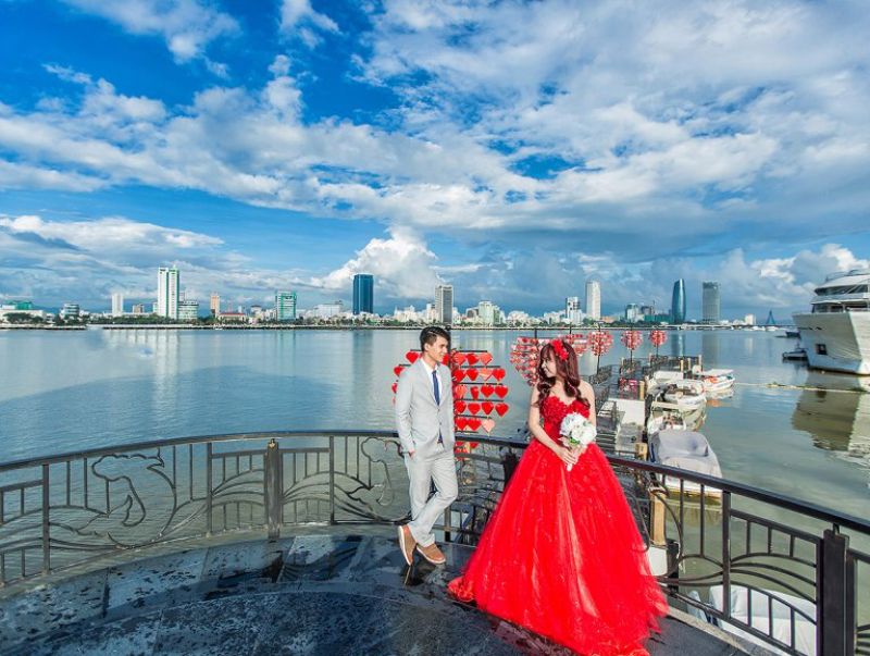 cô dâu và chú rể đứng trên cây cầu tình yêu