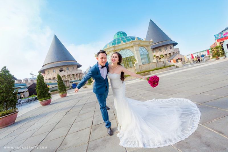 chú rể và cô dâu chụp cùng những toà lâu đài phía sau