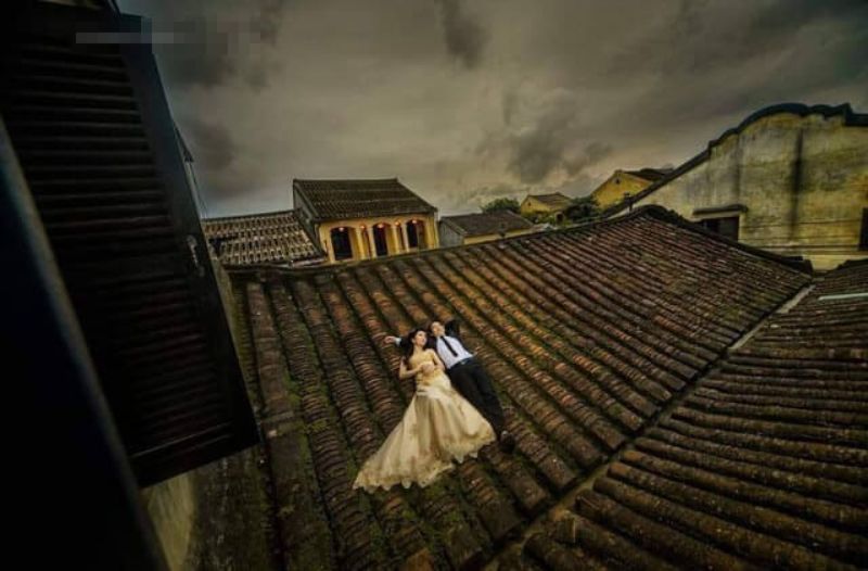 nằm chụp ảnh cưới trên mái nhà đầy rêu bám
