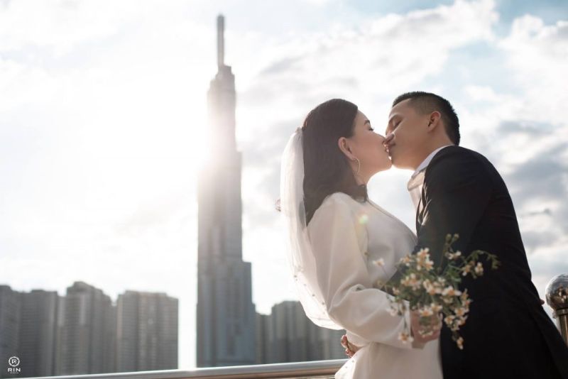 cô dâu chú rể hôn nhau bên toà nhà chọc trời