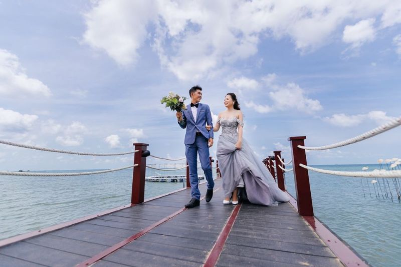 CHÚ RỂ VÀ CÔ DÂU NẮM TAY NHAU ĐI TRÊN CẦU