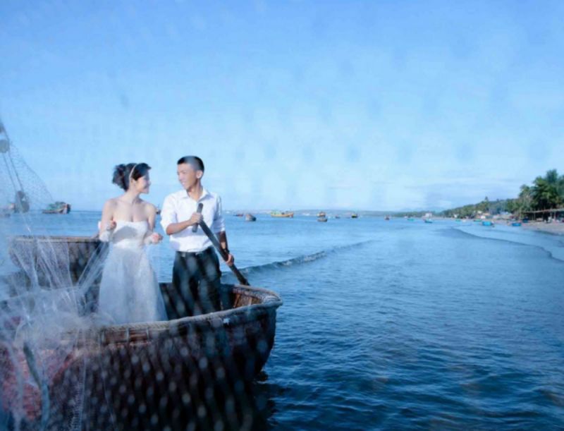 cô dâu và chú rể chụp hihf ở làng chài đán ca