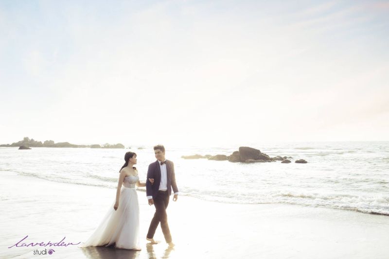 chụp hình cưới kết hợp du lịch - chú rể và cô dâu đi bộ trên cát