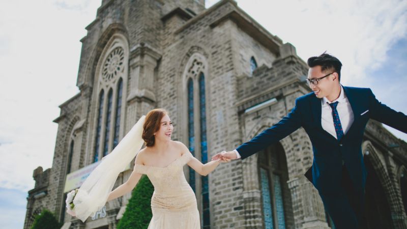 chú rể và cô dâu đùa ở nhà thờ