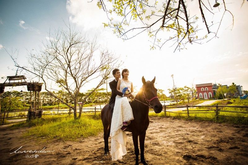 chú rể và cô dâu đang cưỡi con ngựa màu nâu đen
