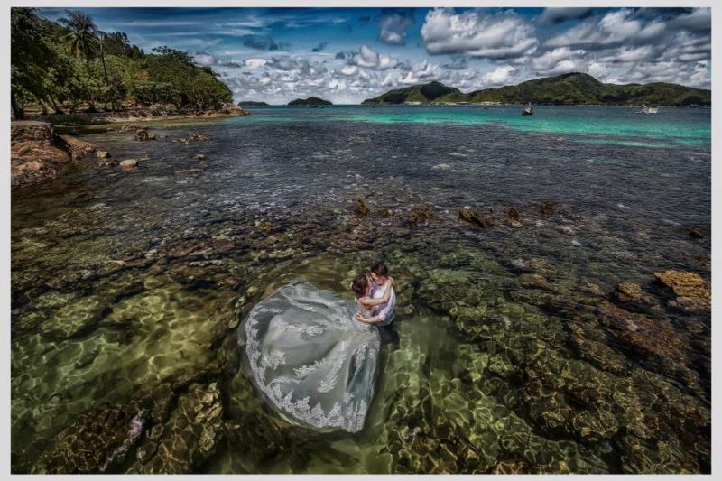 studio chụp ảnh cưới đẹp ngoài biển có đá