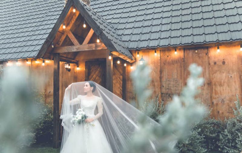 cô dâu trùm khăn voan che hết người