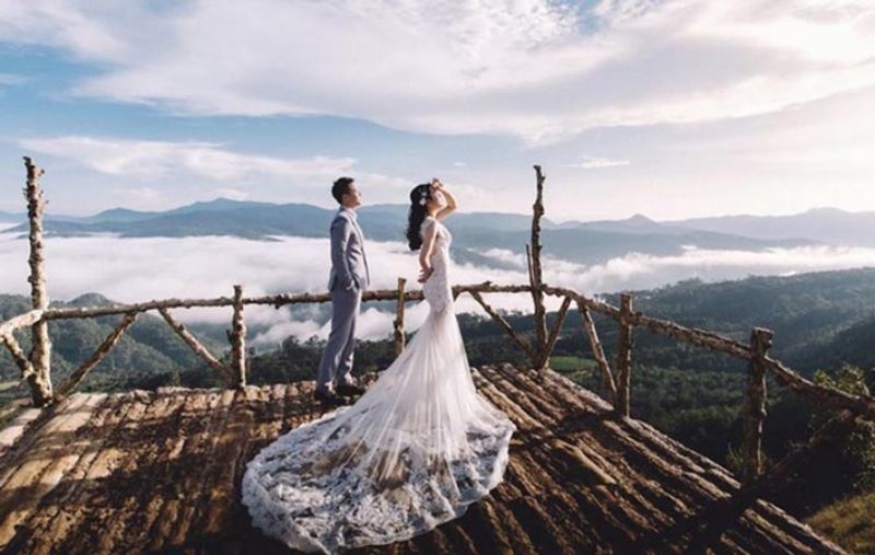 chú rể và cô dâu nhìn về phía đám mây