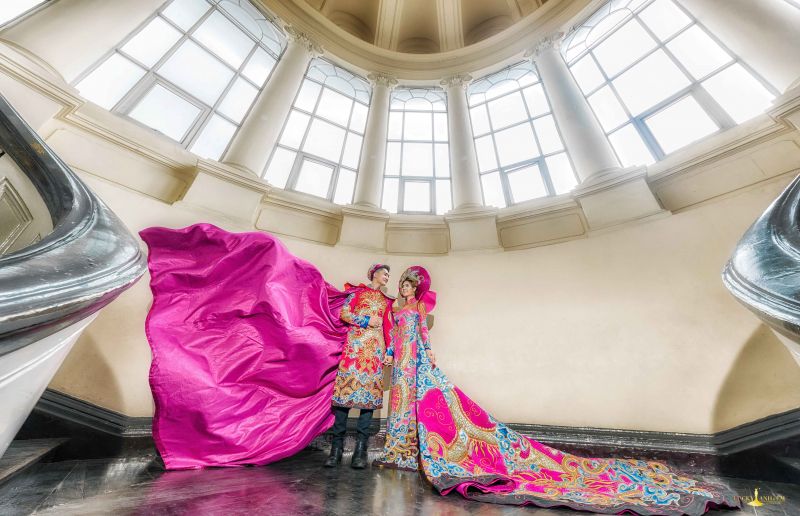 cô dâu chú rể mặc trang phục màu tím