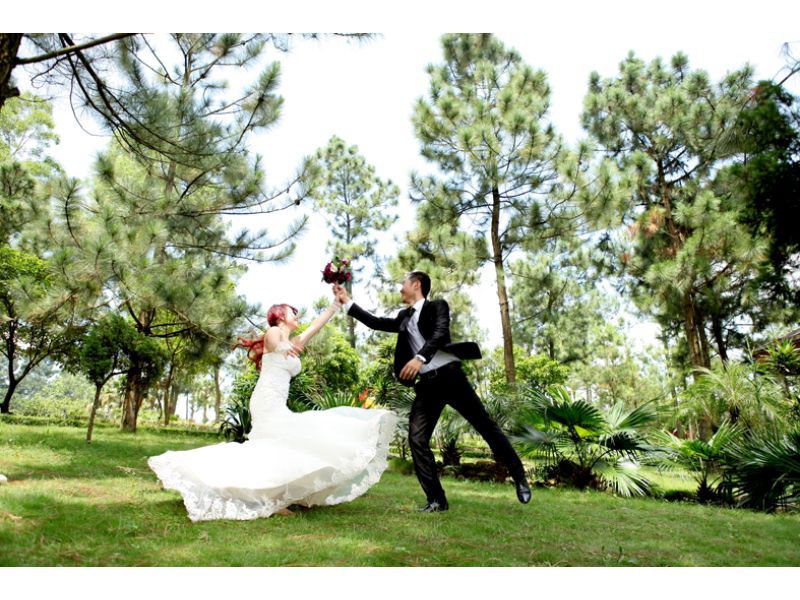 cô dâu chú rể tung bó hoa ở khu vườn