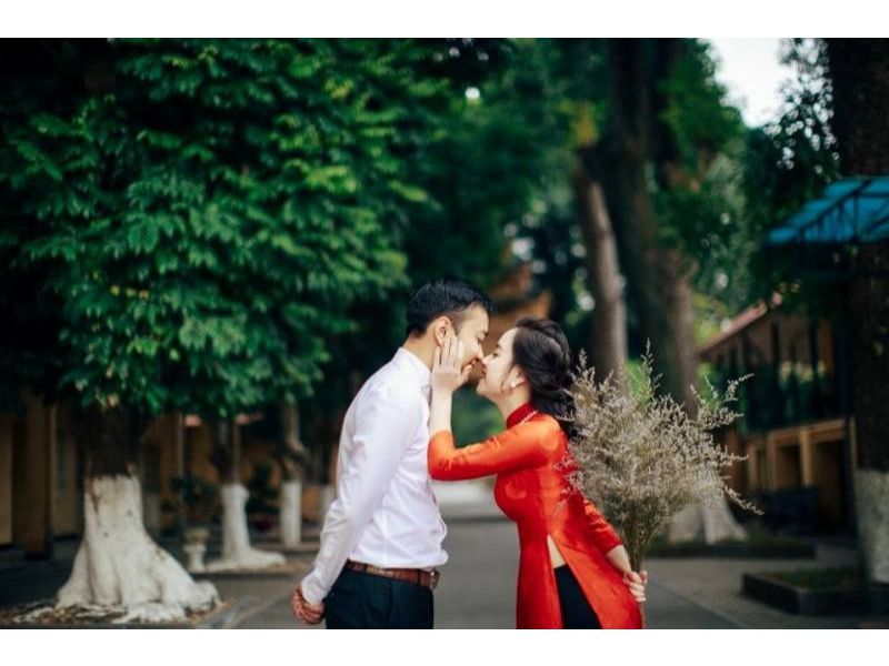 cô dâu và chú rể đang hôn nhau