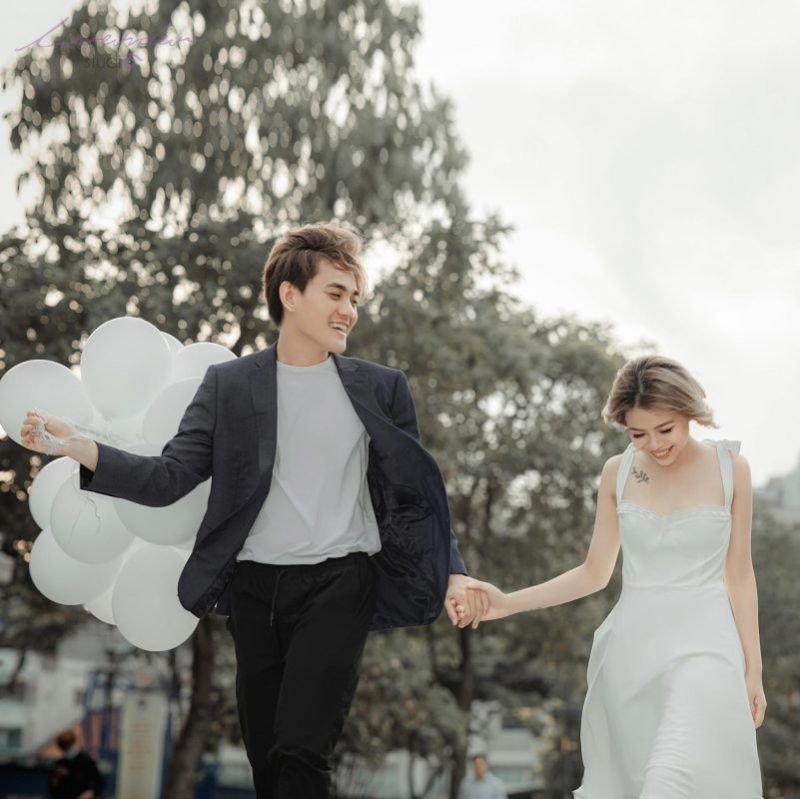 Cô dâu chú rể chụp ảnh street style tại studio Lavender