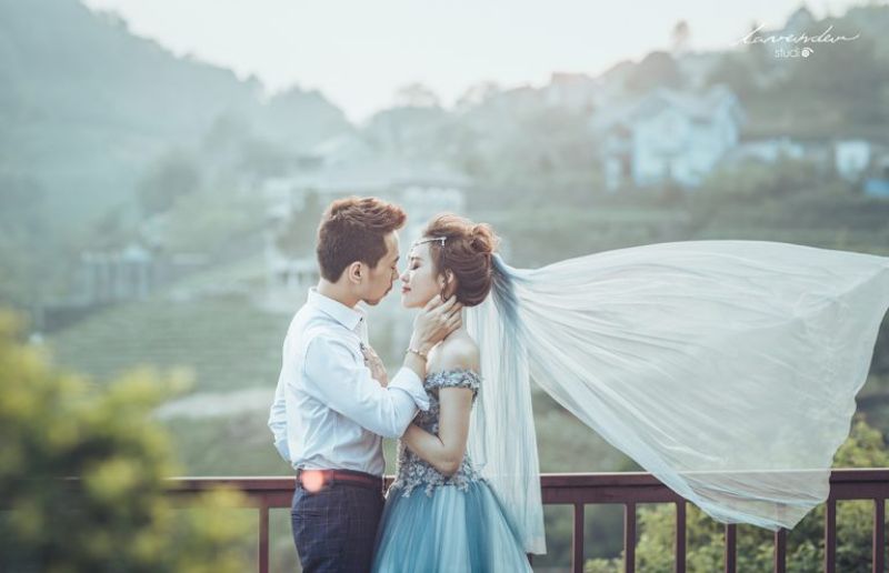 Chụp ngoại cảnh cô dâu chú rể ôm nhau tình cảm