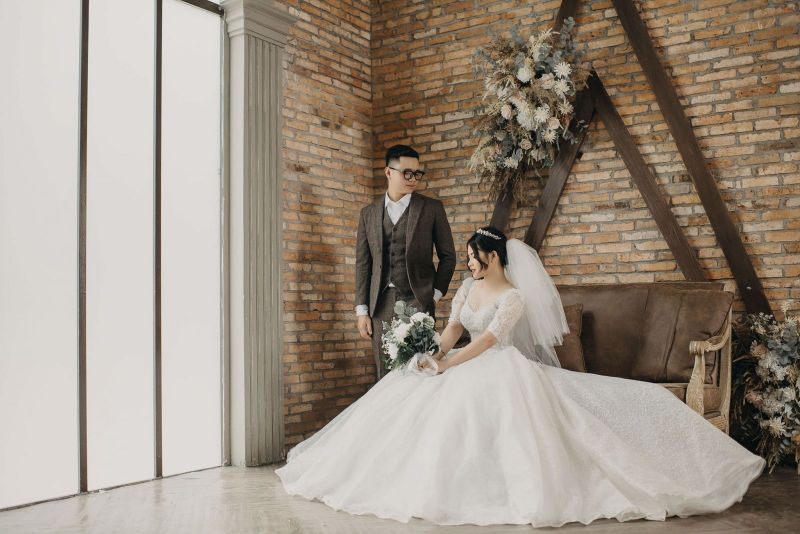 chupja hr cô dâu ngồi và chú rể đứng