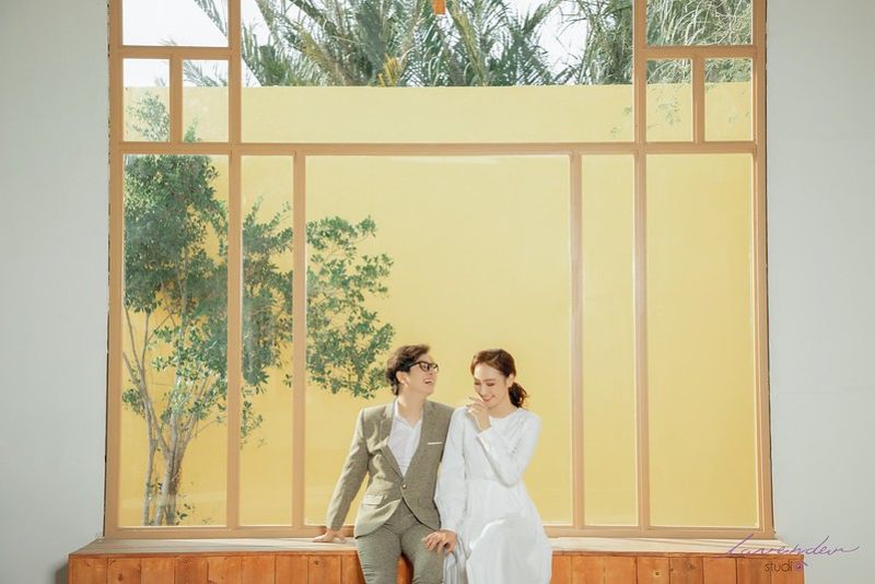 Cô dâu chú rể chụp ảnh tại phim trường