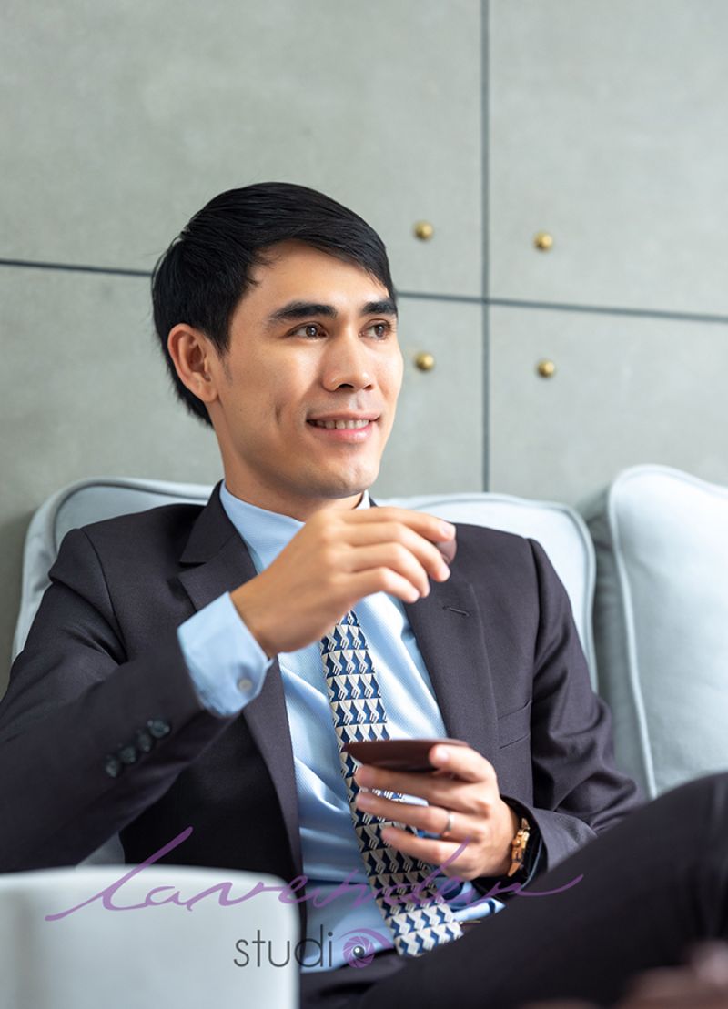 Chụp hình doanh nhân trong phòng làm việc